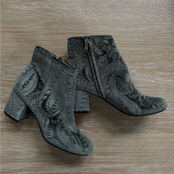 Zigi Soho women’s Nydia velvet green embossed ankle boots booties shoes size 7.5 - Picture 6 of 7